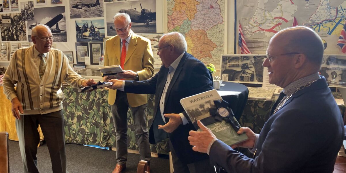 Boek over waverveen gepresenteerd