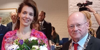 Lotte van der Stap en burgemeester Maarten Divendal