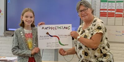 Kinderburgemeester Myrthe maakt statement tegen pesten met eigen poster