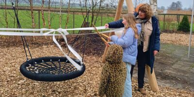 Feest op de Antoniusschool - nieuwe nestschommel geopend