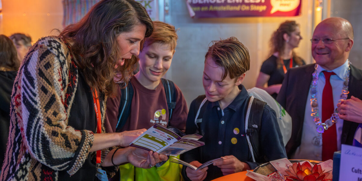 Solokoers van scholen luidt einde Beroepenfeest in