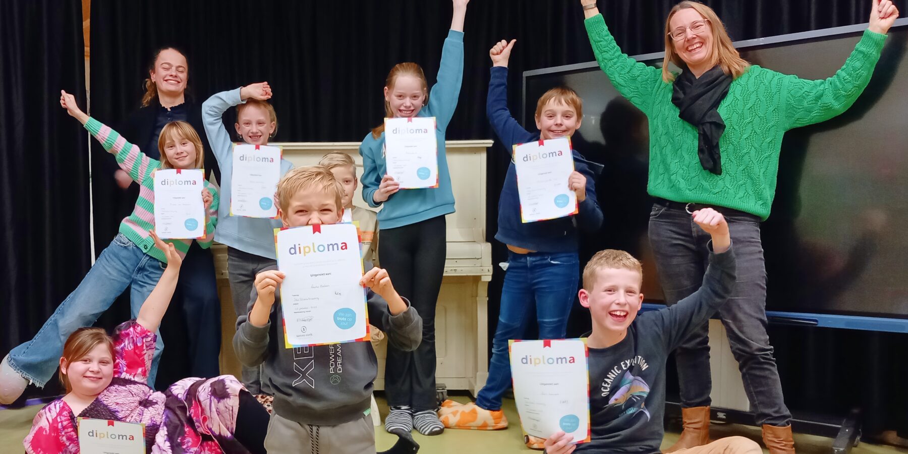 Kinderen vieren groei bij feestelijke Sta Sterk diploma-uitreiking