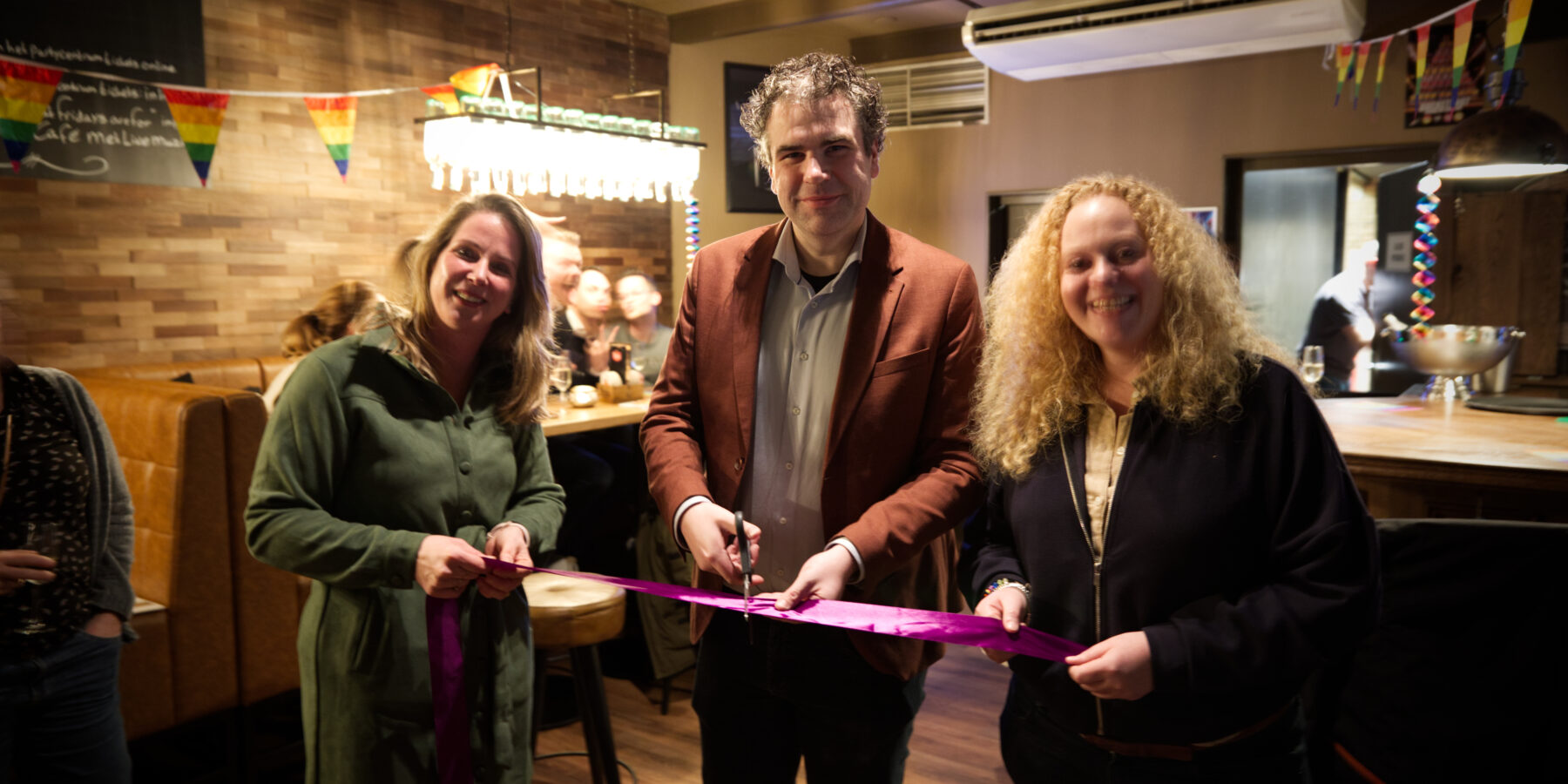 Regenboogcafé opent feestelijk in Vinkeveen