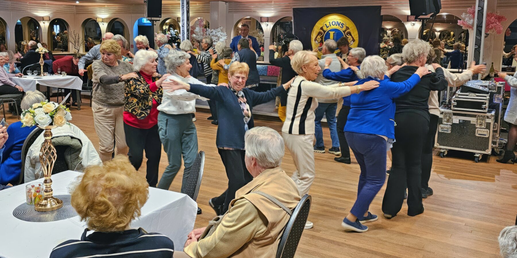 Senioren genieten van feestelijke middag vol muziek en gezelligheid