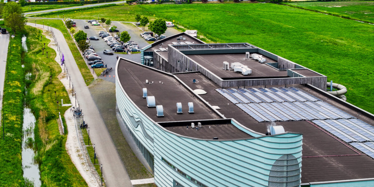 Gemeente neemt zonnepanelen Veenweidebad over en breidt dak uit