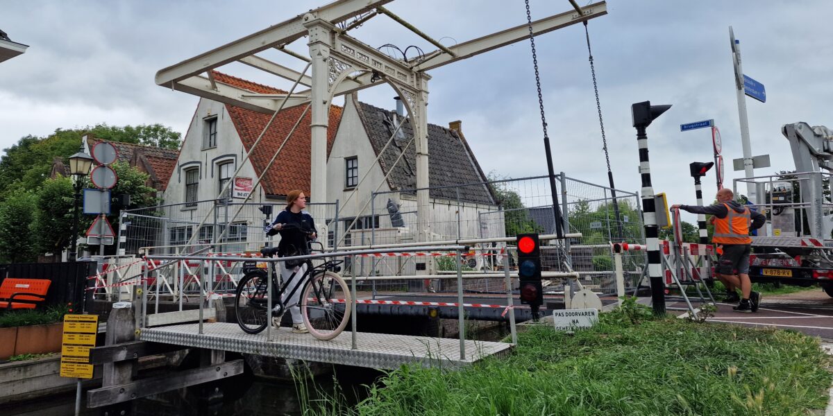 Baambrugge bouwt in één avond een noodbrug: 