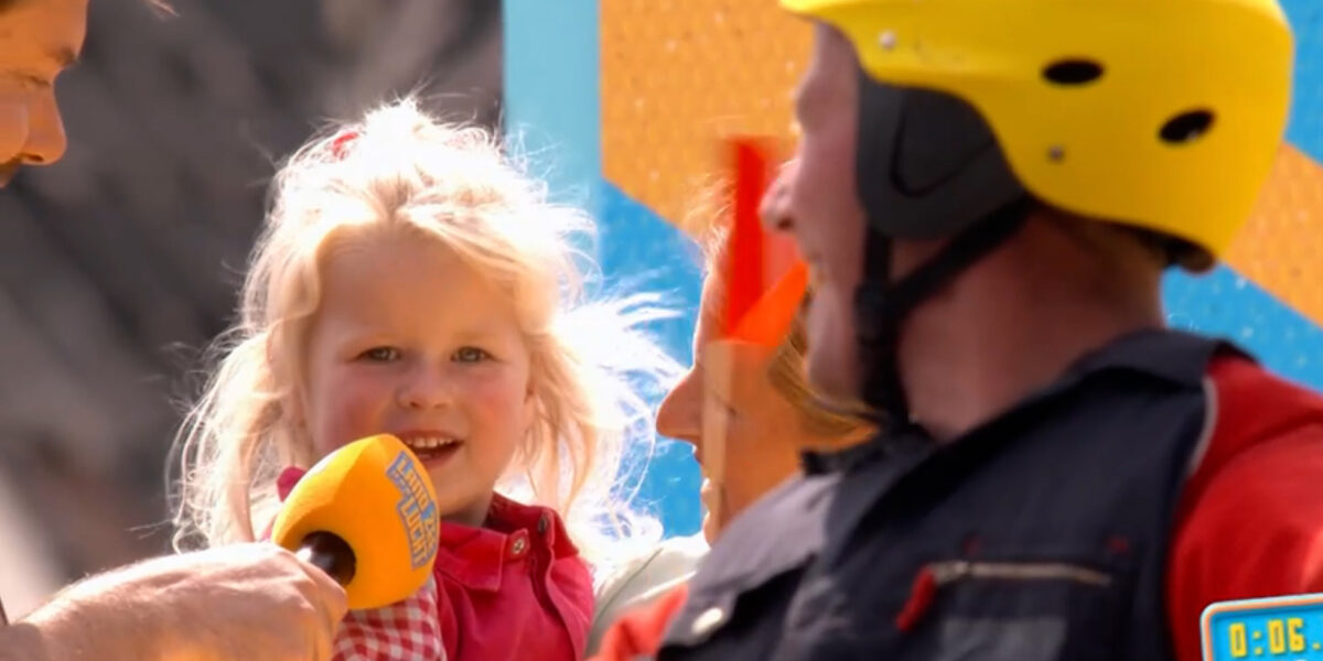Evie (3) uit Abcoude steelt de show bij Te Land Ter Zee En In De Lucht