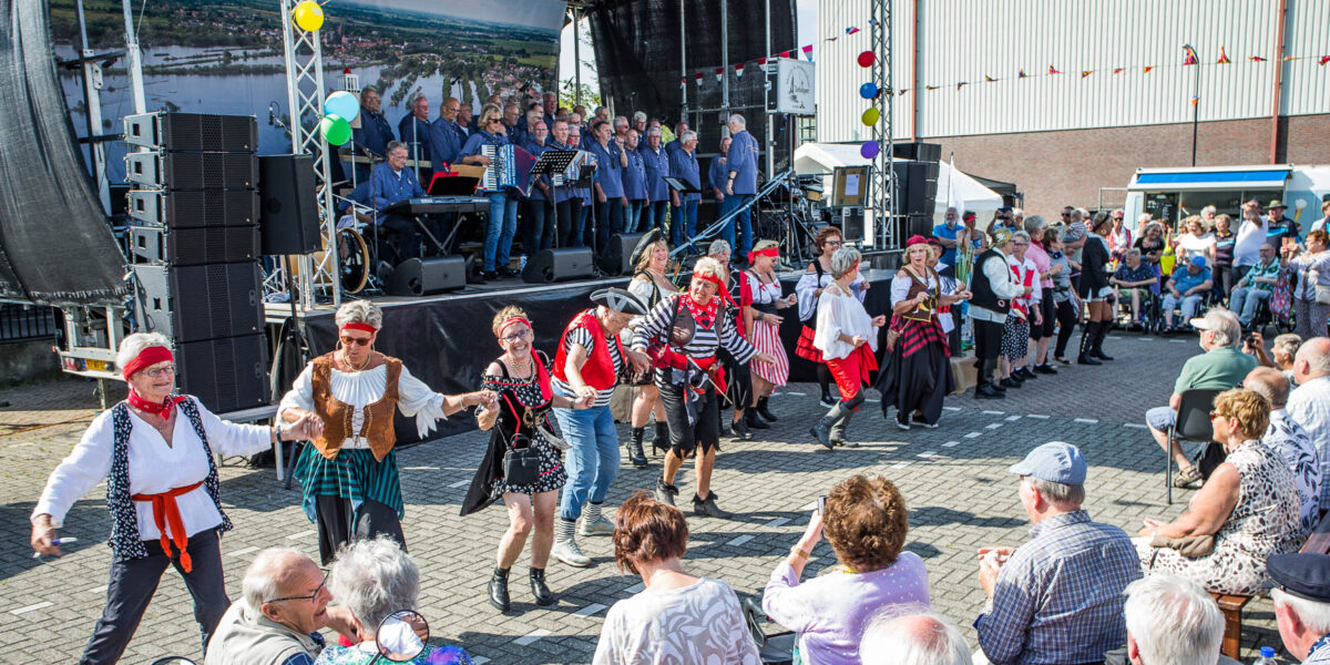 Shantyfestivalfeest op het plein in Vinkeveen