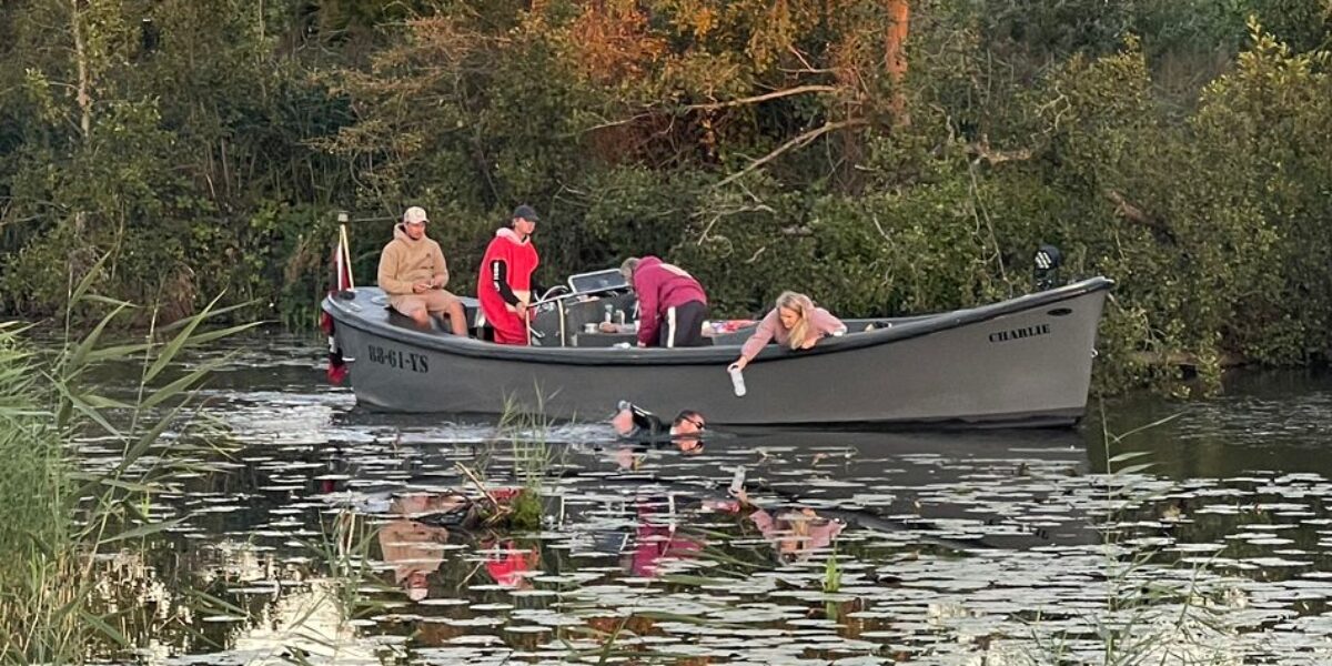 Sportief spektakel: olympisch kampioen zwemt door Abcoude