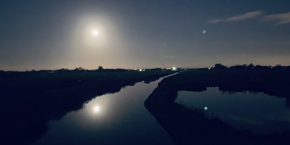 Avondwandeling in het donker tijdens de Nacht van de Nacht