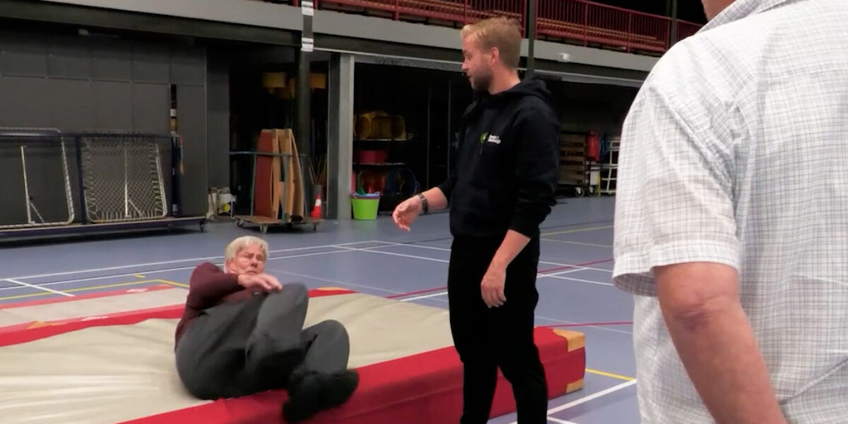 Ouderen leren vallen, en juist dát houdt ze langer op de been