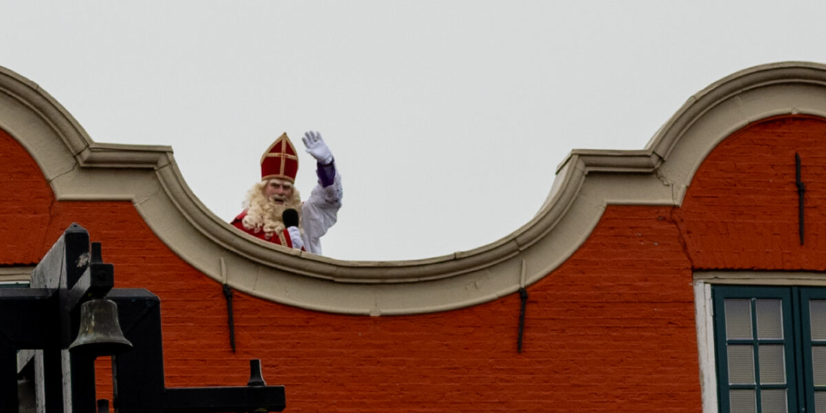 Brandweer redt Sinterklaas van dak in Mijdrecht