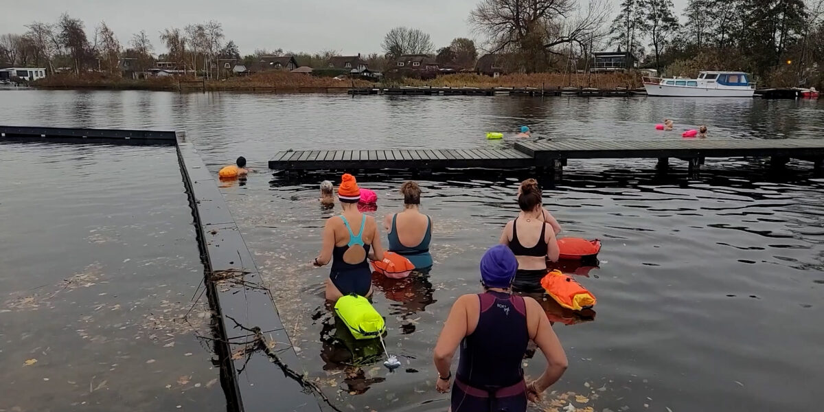 Winterzwemmers trotseren 11 graden in de Vinkeveense Plassen