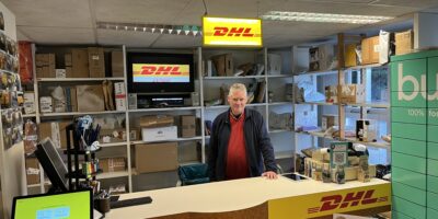 Willem Jan de Bree achter de toonbank van het pakketpunt aan de Voorbancken 6 in Vinkeveen