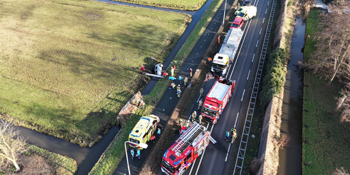 Auto belandt in water na botsing met vrachtwagen op N201 bij Vinkeveen
