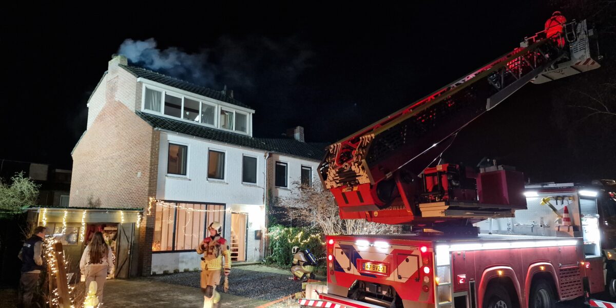 Schoorsteenbrand veroorzaakt flinke rookontwikkeling in woning Midrethstraat