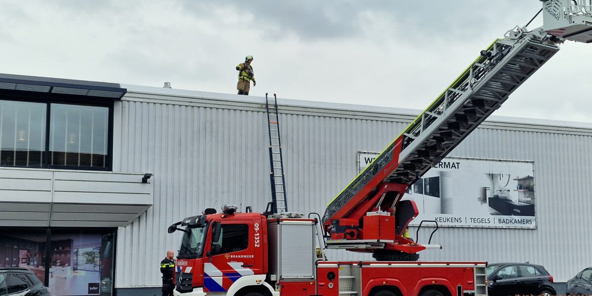 Grote brand bij keuken- en badkamerwinkel aan Constructieweg in Mijdrecht