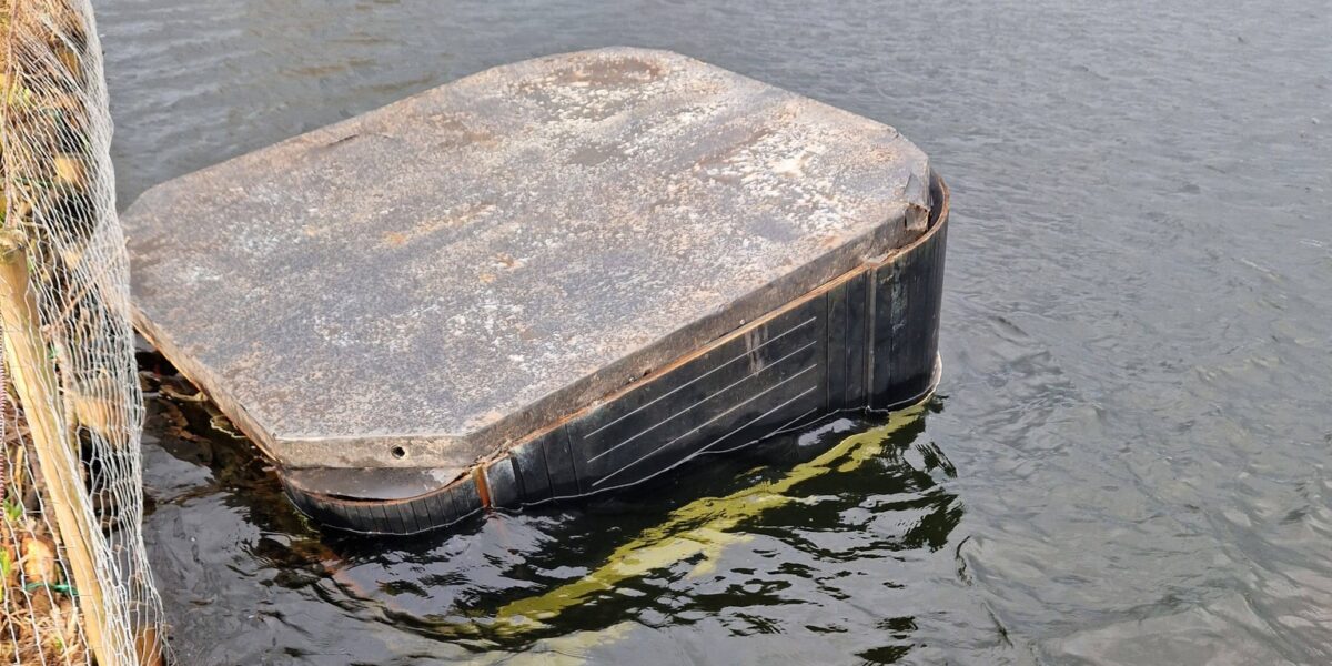 Drijvende hottub zorgt voor verbazing op de Vinkeveense Plassen