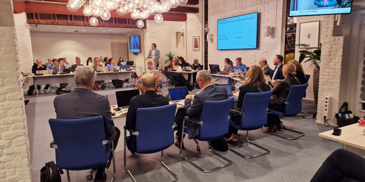 Woningbouw en politieke vete markeren laatste raadsavond