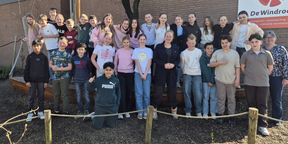 Een lesje democratie met de burgemeester op de Windroos