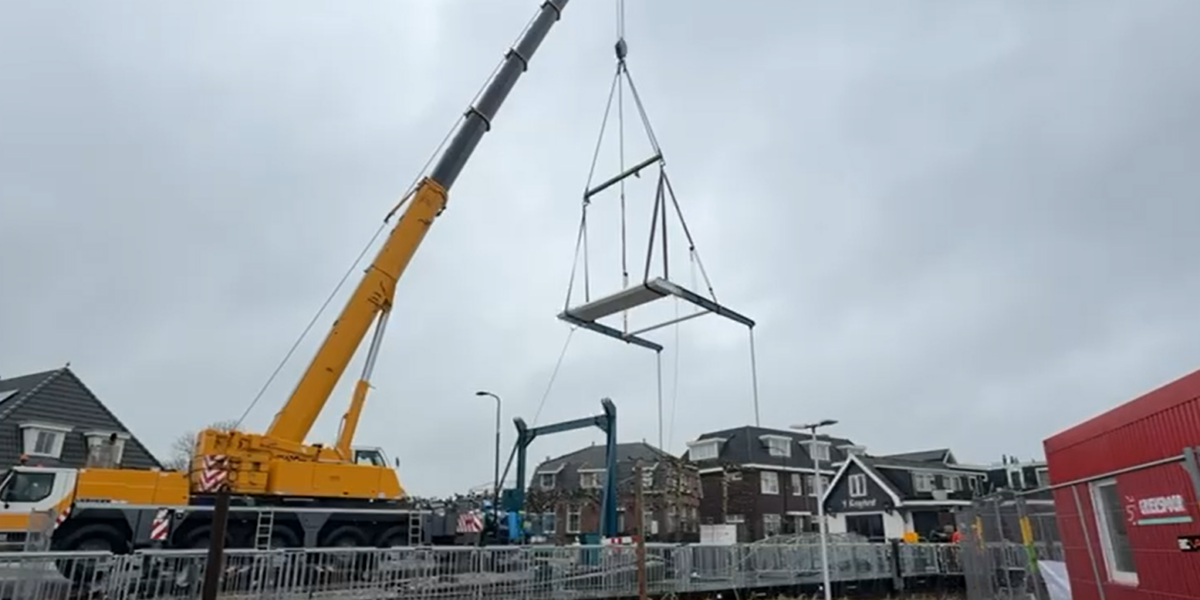 Heulbrug ligt weer terug op zijn plek