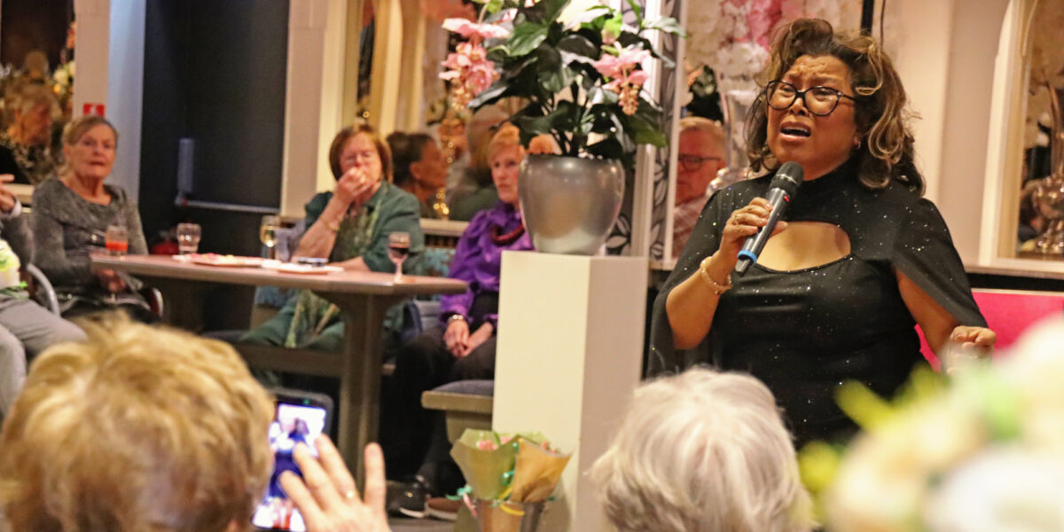 Seniorenmiddag trekt ruim tweehonderd bezoekers uit de buurt