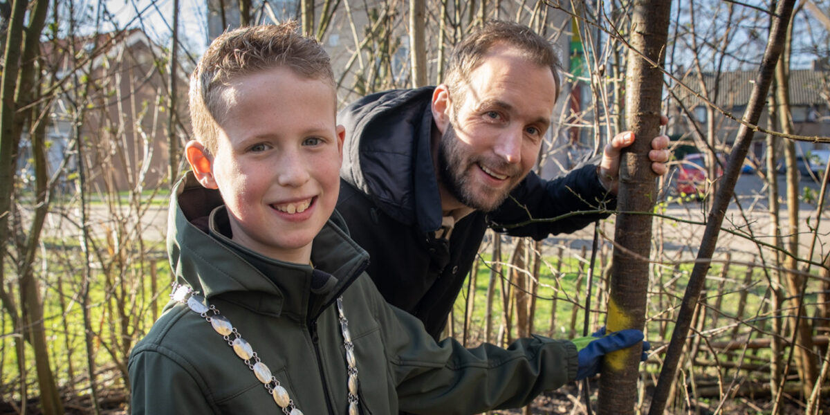 Zagen, snoeien en knotten: 300 leerlingen vieren Boomfeestdag
