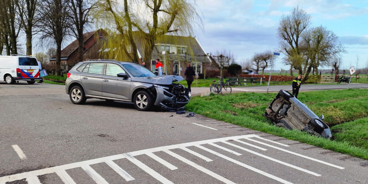 Opnieuw raak op kruising Westerlandweg: auto belandt in de sloot