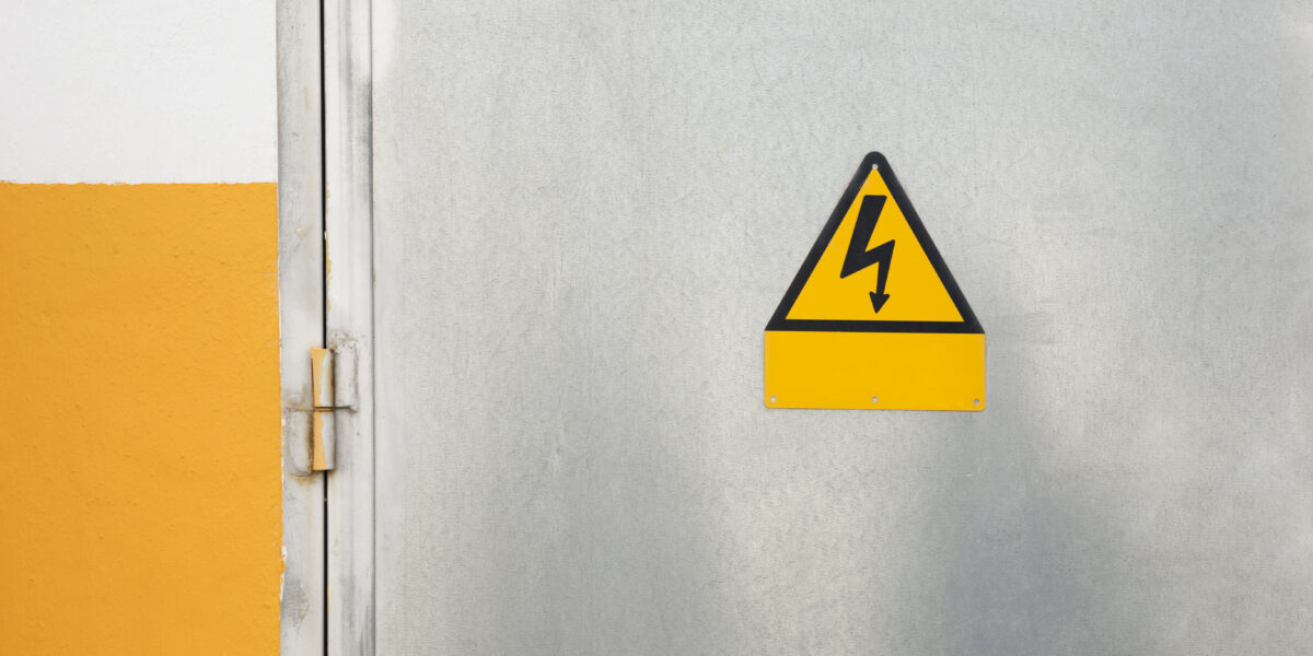 Gesloten winkeldeuren door stroomonderbreking