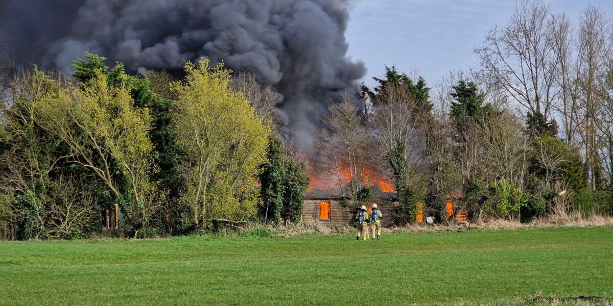 Uitslaande brand in schuur langs N201, weg deels afgesloten