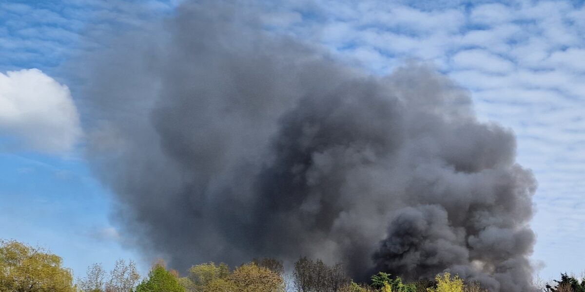 Brandweer van Vinkeveen en Mijdrecht assisteren bij grote brand in Ouderkerk