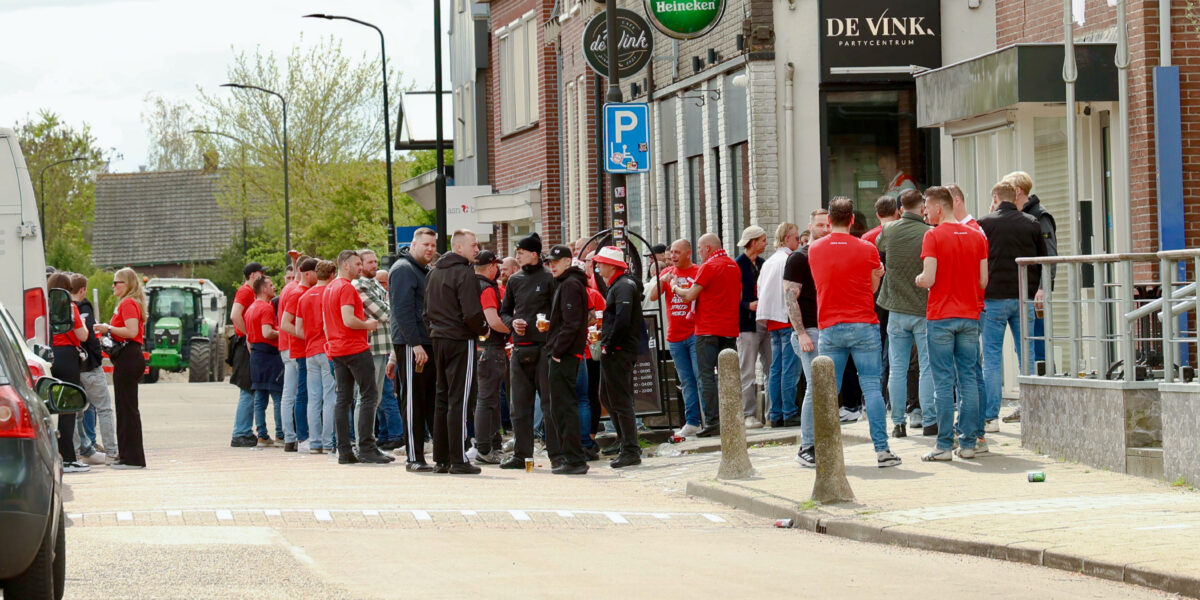 Strakke organisatie voor honderden AZ-supporters in Vinkeveen