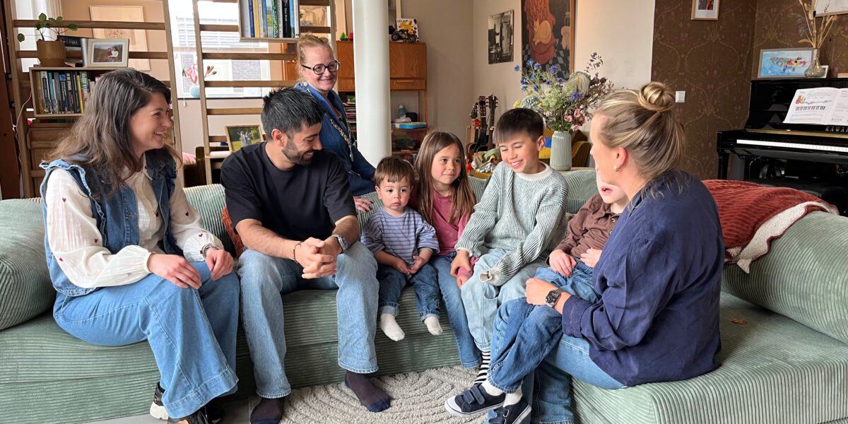 Burgemeester viert 150ste Buurtgezinnen-koppeling met bijzonder huisbezoek