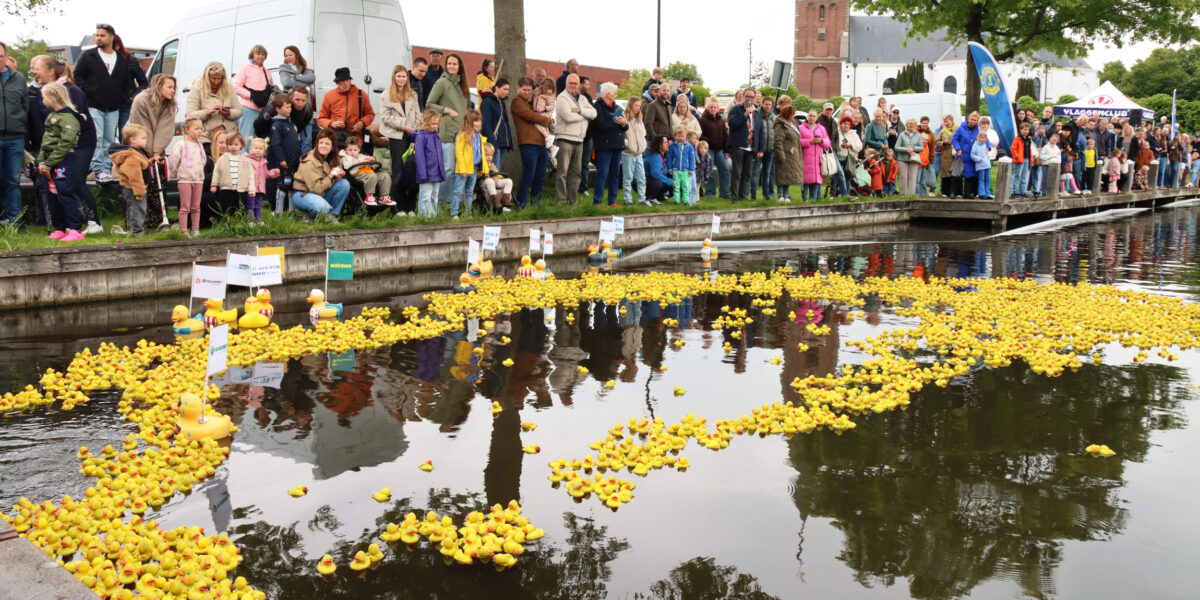Duizenden badeendjes bezorgen Stichting Leergeld recordbedrag