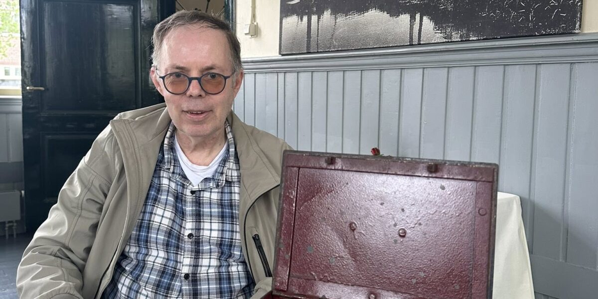 Kleinzoon oud-stationschef schenkt originele geldkist aan Spoorhuis Vinkeveen
