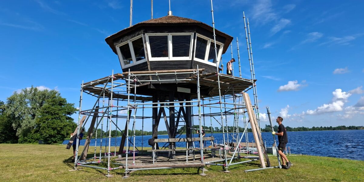 Iconische starttoren op Vinkeveense Plassen krijgt opknapbeurt