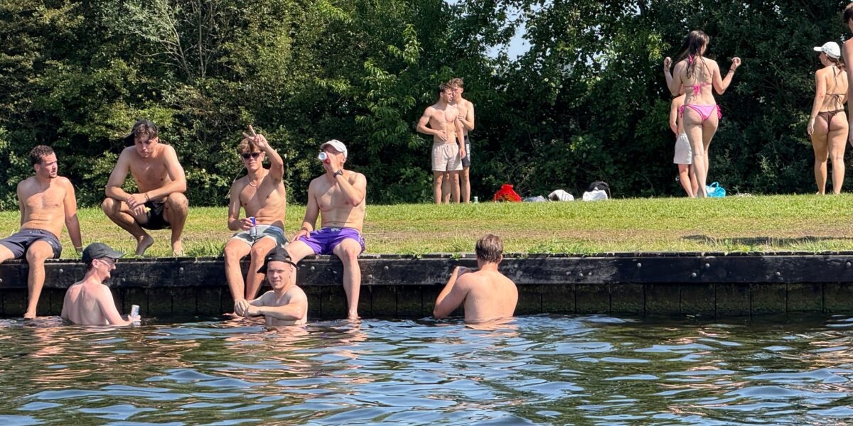 Tientallen zwemmers ziek na duik in Vinkeveense Plassen