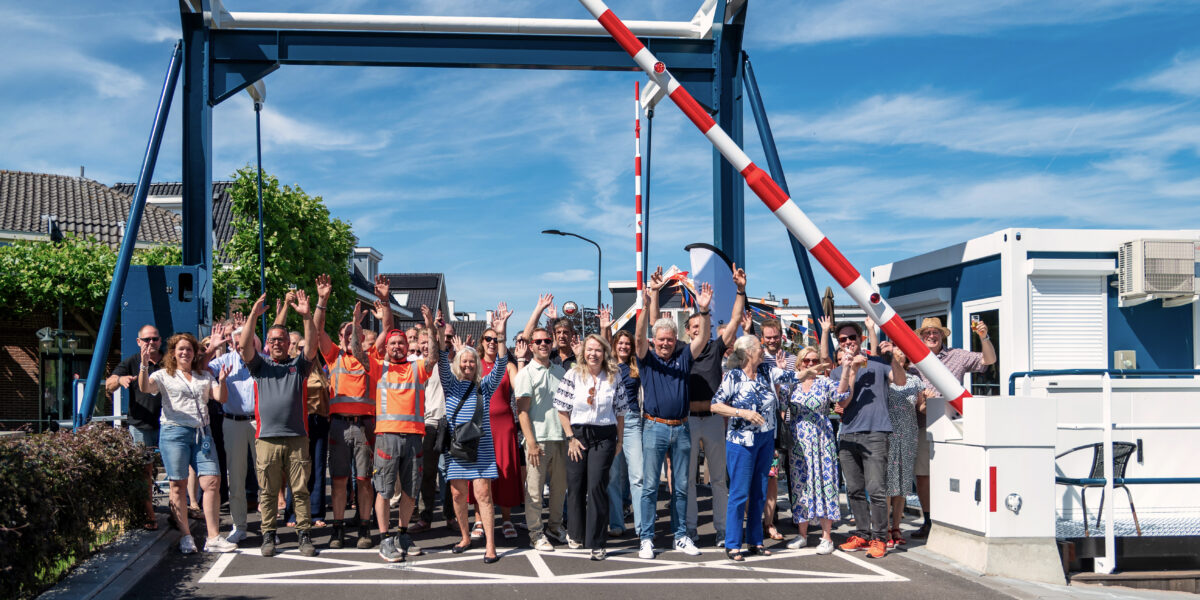 Eindelijk weer doorrijden over vernieuwde Vinkeveense verkeersader