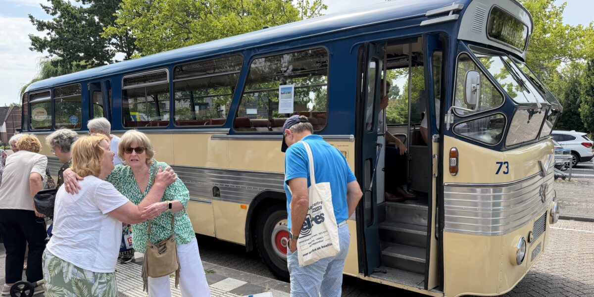 Historische busrit brengt oude tijden terug voor senioren