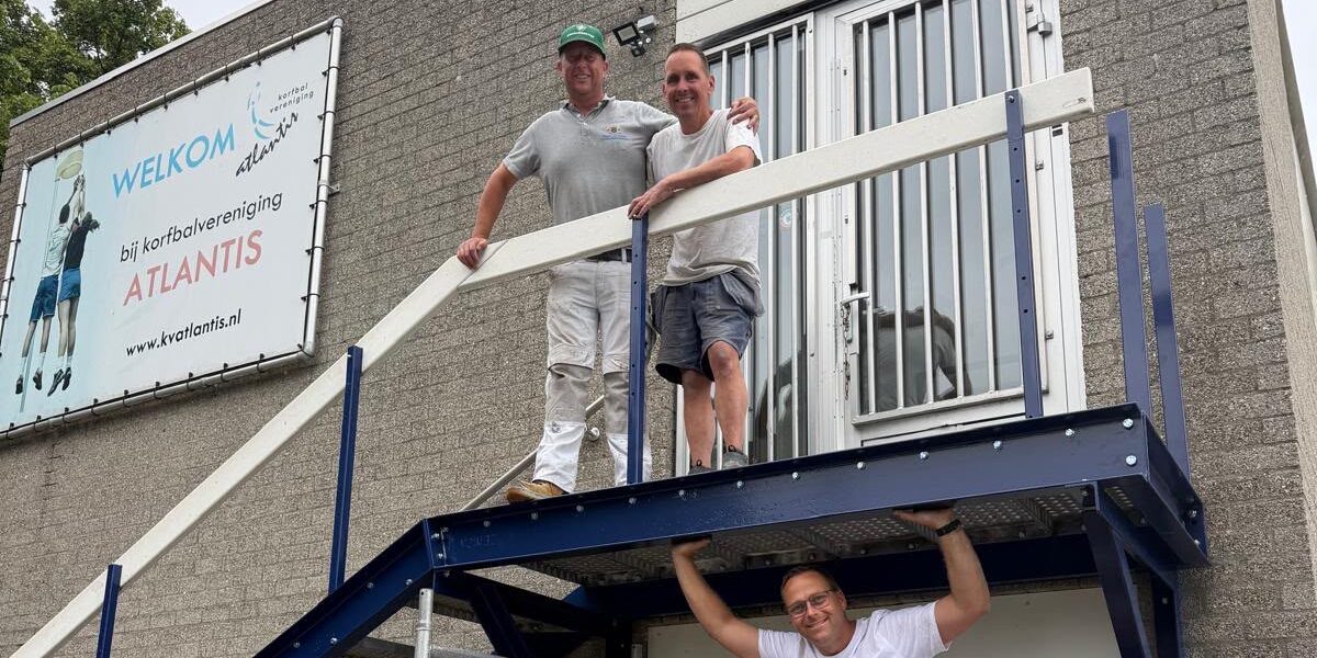 Vrijwilligers maken accommodatie Atlantis klaar voor nieuw seizoen
