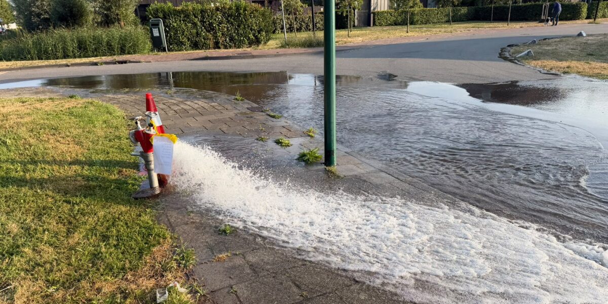 Water stroomt urenlang de straat op in Abcoude