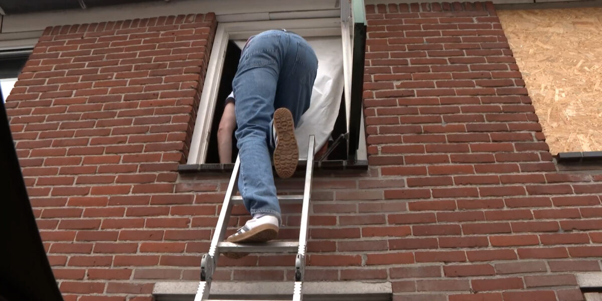 PowNed-verslaggever klimt gekraakte sloopwoning aan Julianalaan binnen