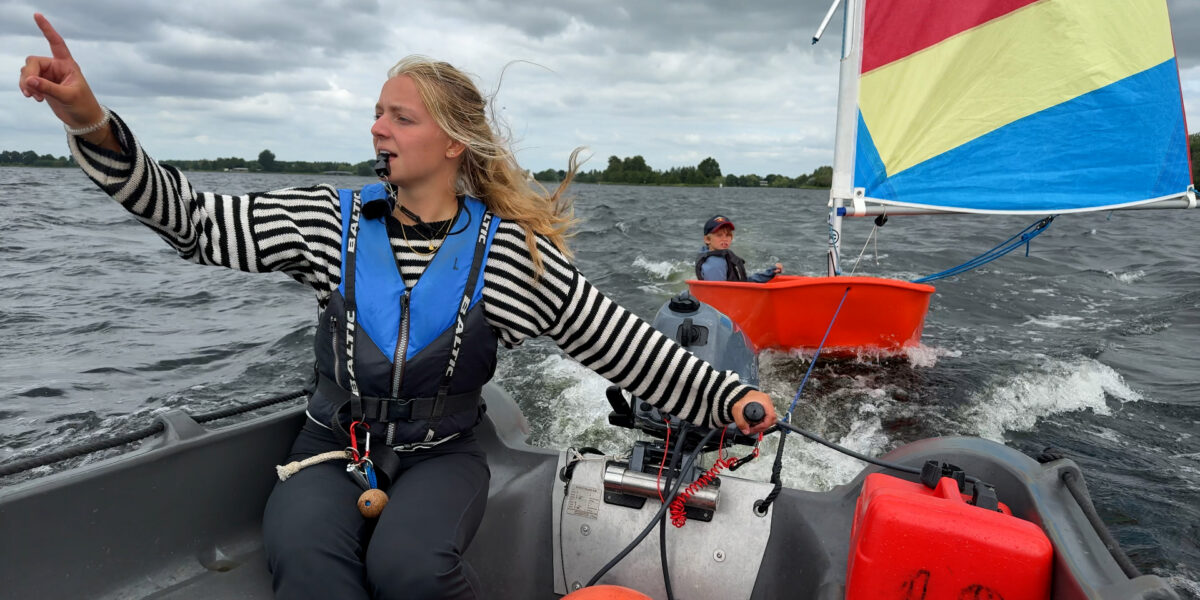 Geen vakantie maar Vinkeveen: Fenna (18) zit drie weken op het water