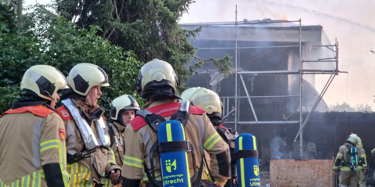 Uitslaande brand verwoest woning aan de Vinkenkade