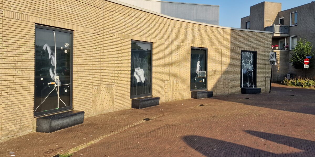 Eigenaar winkelcentrum De Lindeboom baalt van kapotte ruiten op kerkplein
