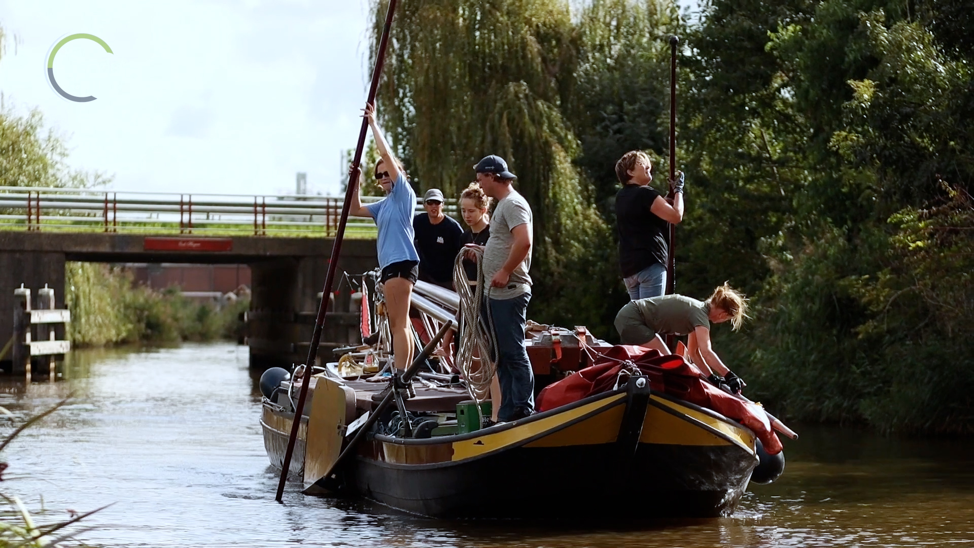 Turfrace: historische platbodems zwoegen tussen Warmond en Vinkeveen
