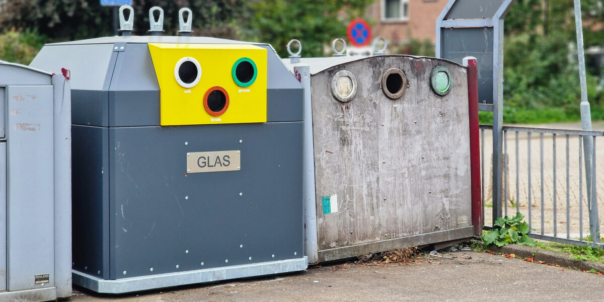 Gemeente pakt verouderde glas- en textielbakken aan