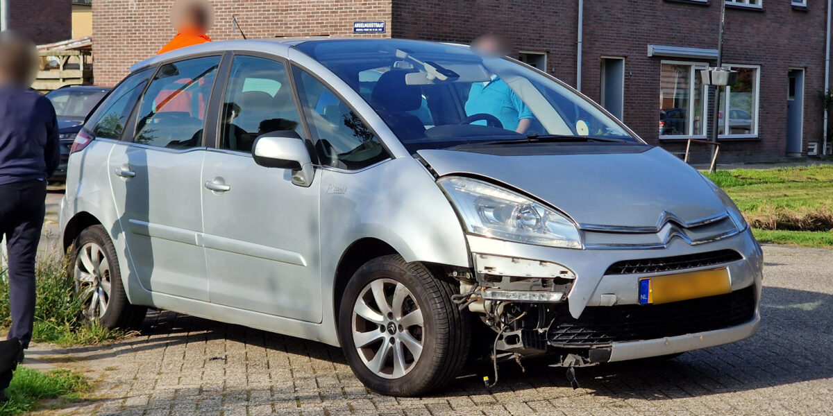 Twee auto's botsen op Anselmusstraat