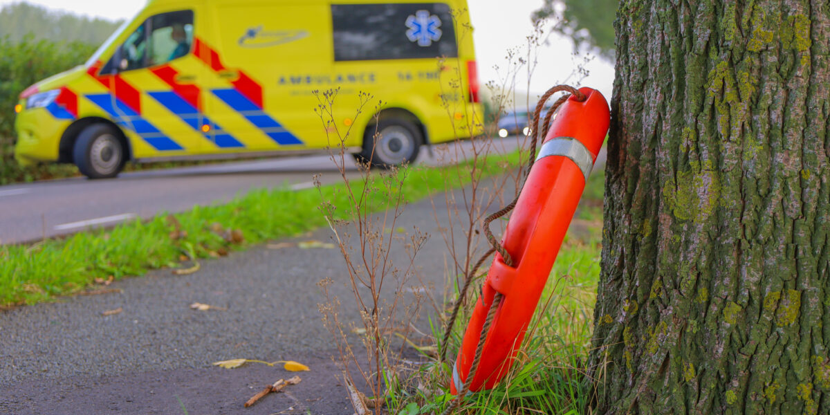 Man met reddingsboei uit Amsterdam-Rijnkanaal getrokken
