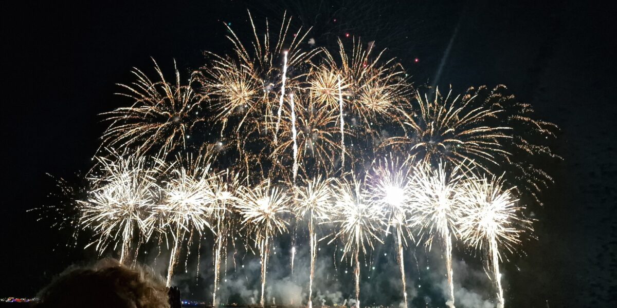 Deur voor vuurwerkshows op (kleine) kier